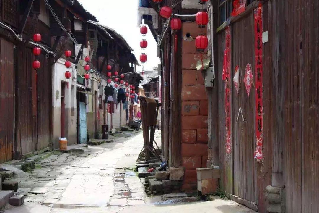天津的人情味儿!天津地铁工作人员帮轮椅进出提供垫板